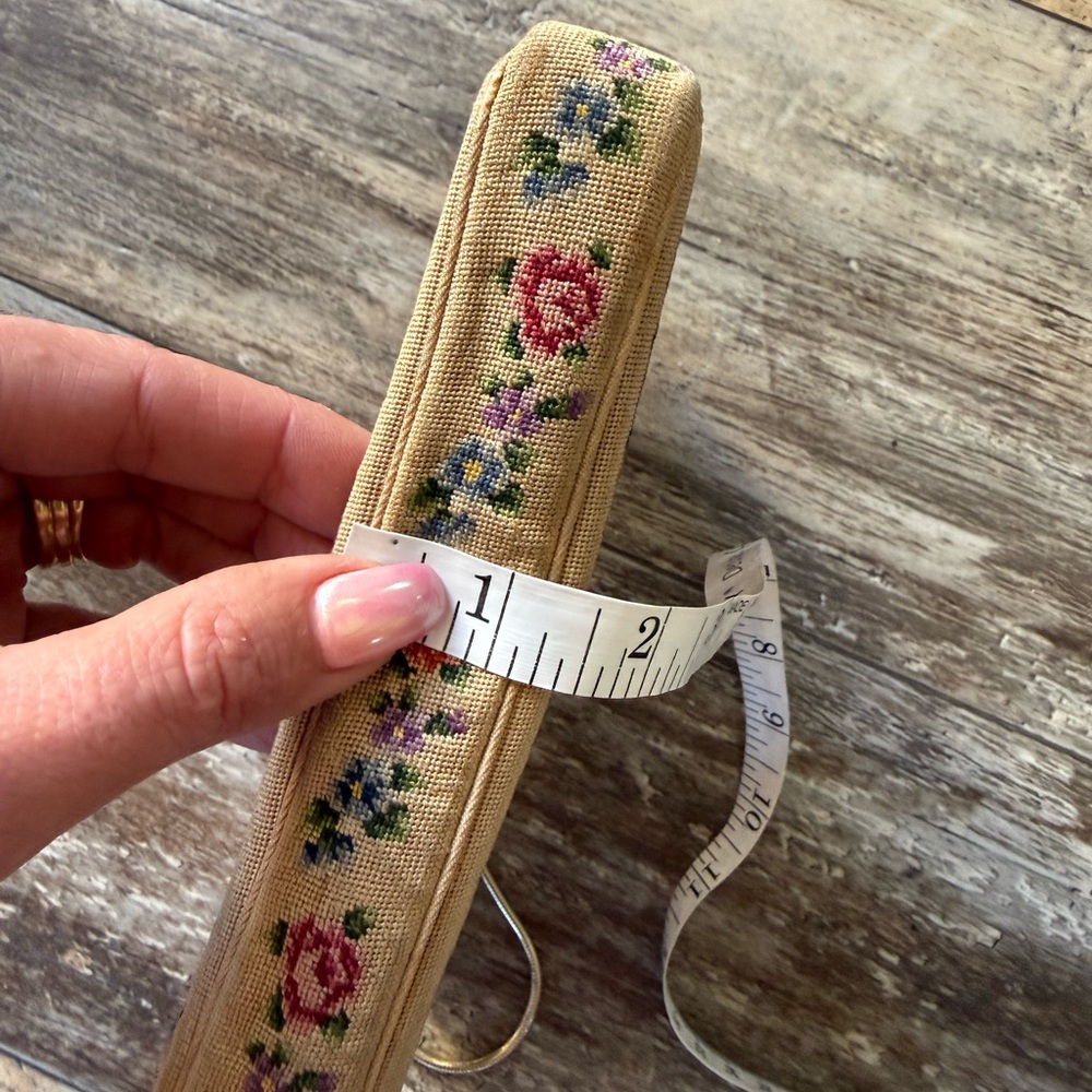 Vintage floral petit point embroidered tapestry kiss lock purse gold rope strap - Picture 6 of 7